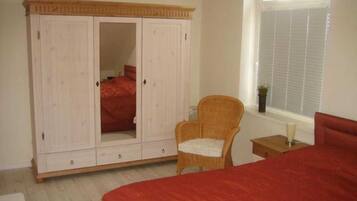 2 Schlafzimmer, Schreibtisch, Reisekinderbett, WLAN