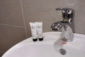 Bathroom - Yew Hotel (Miri)