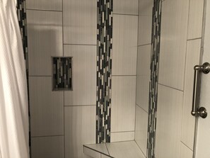 Doccia, asciugacapelli, asciugamani, sapone