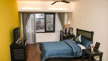Minibar, desk, laptop workspace, free WiFi
