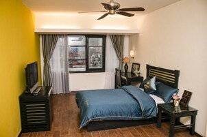 Minibar, escritorio, espacio para trabajar con laptop y wifi gratis 