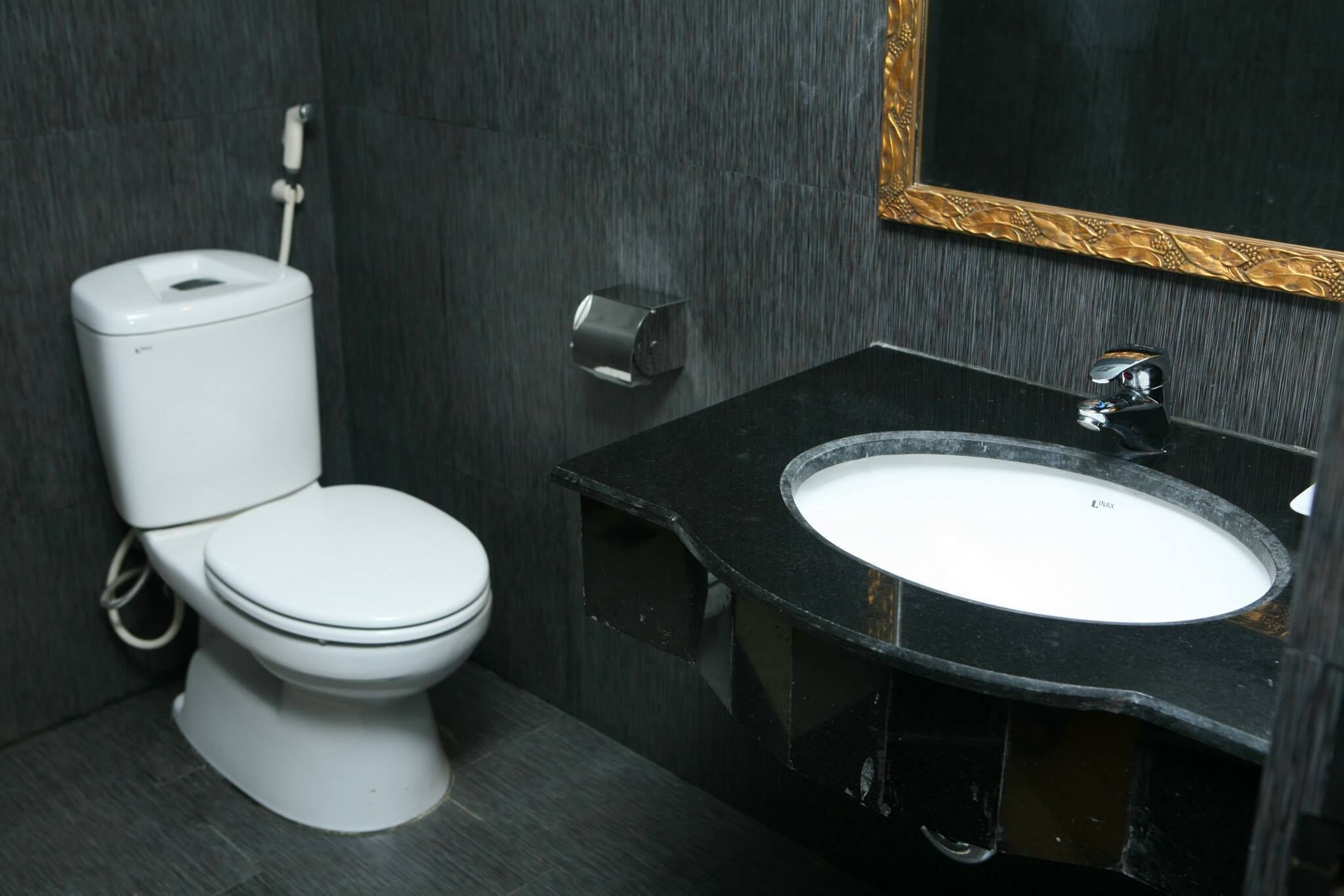 Douche, articles de toilette gratuits, savon, shampoing