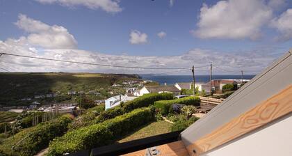 Spectacular one bedroom apartment , incredible coastal views, walk to the beach