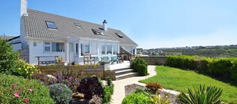 Spectacular one bedroom apartment , incredible coastal views, walk to the  beach