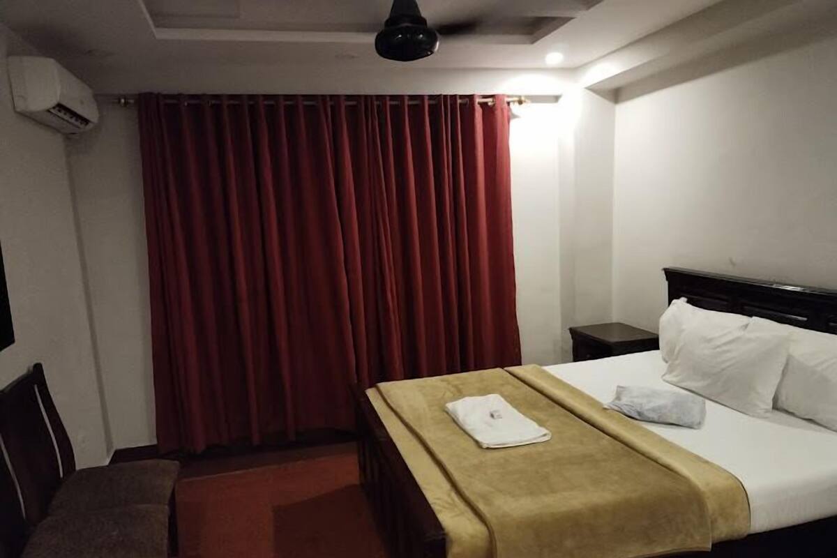 Quarto casal luxo | Escrivaninha, espaço de trabalho para notebook, Wi-Fi de cortesia