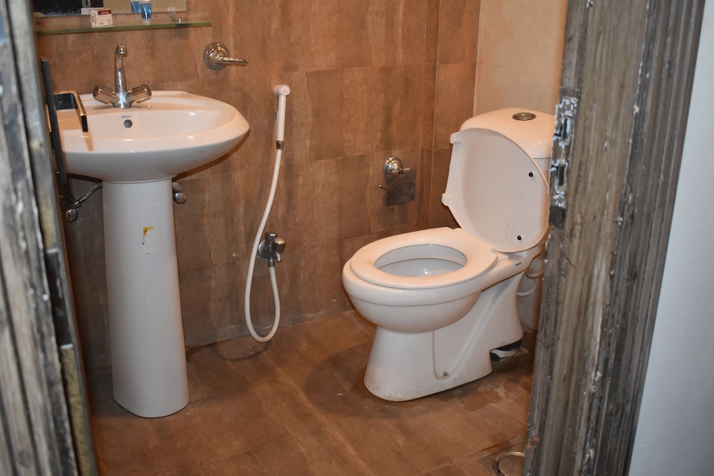 Burj Al-Hateem Hotel by null