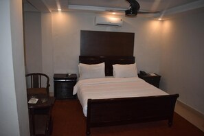 Desk, laptop workspace, free WiFi, bed sheets - Hotel Burj Al Hateem (Rawalpindi)