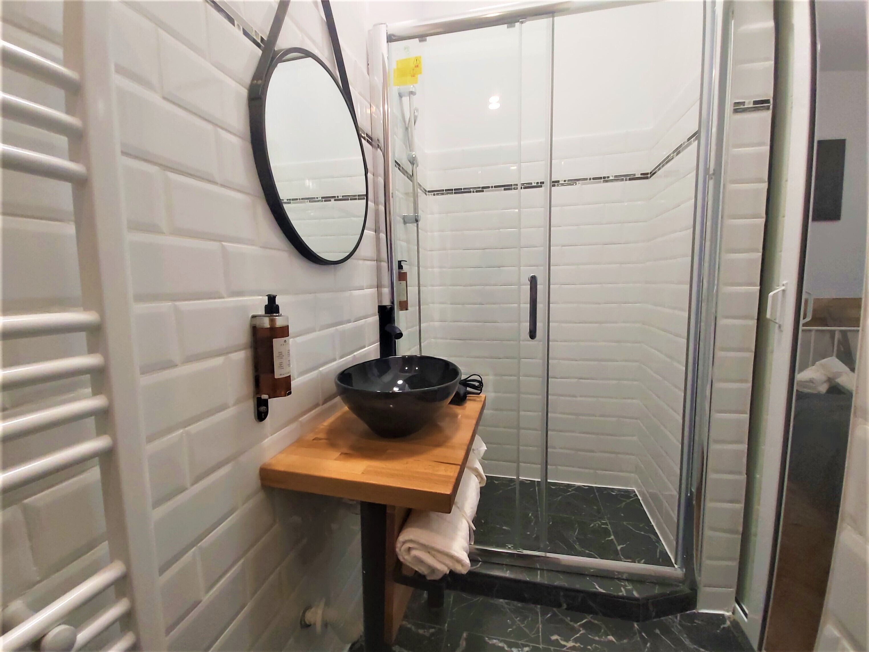 Family Studio | Bathroom | Towels, toilet paper