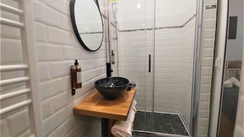 Family Studio | Bathroom | Towels, toilet paper