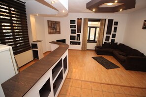 Classic Apartment | Free WiFi, bed sheets