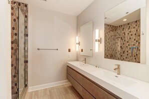 Combined shower/tub, towels