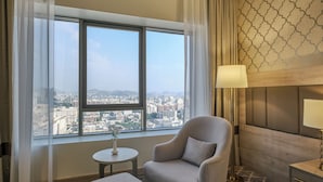 خزنة داخل الغرفة وتجهيزات عازلة للصوت ومكواة/لوح كي وواي فاي مجانًا