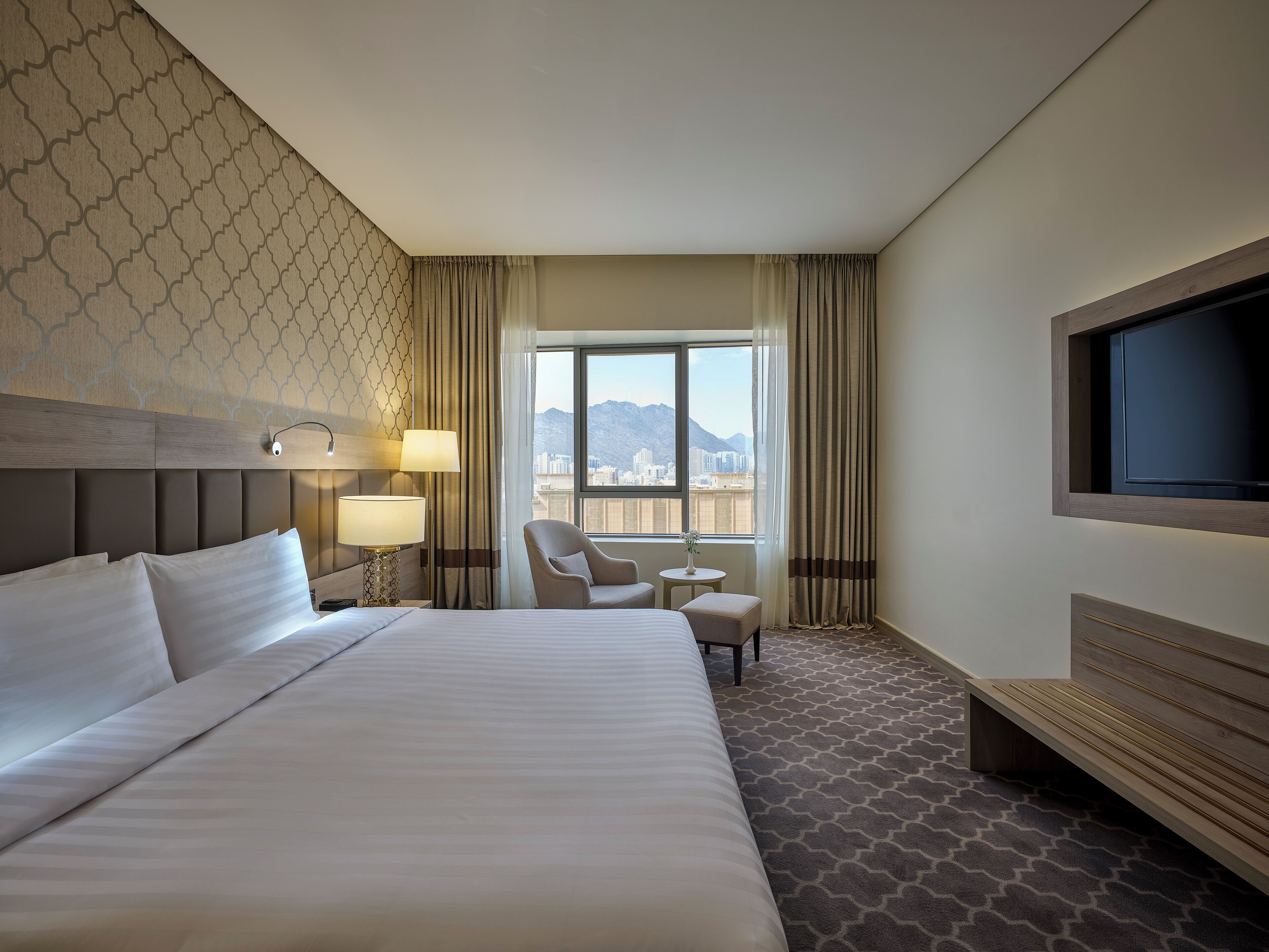 Deluxe Room, 1 King Bed, City View | In-room safe, soundproofing, iron/ironing board, free WiFi