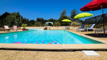 Piscina all'aperto, una piscina riscaldata