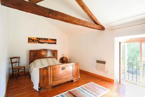 3 habitaciones, tabla de planchar con plancha y cuna de viaje 