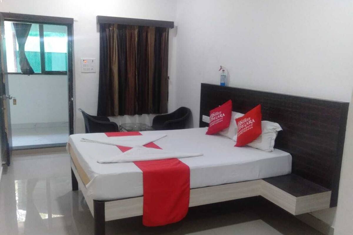 Desk, rollaway beds, free WiFi, bed sheets
