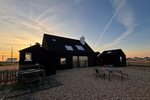 Outdoor dining - North Vat,  by Bloom Stays -  a coastal that sleeps 6 guests  in 3 bedrooms (Dungeness)