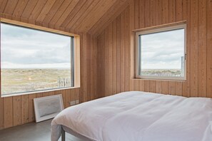 3 bedrooms, iron/ironing board, travel crib, WiFi - North Vat,  by Bloom Stays -  a coastal that sleeps 6 guests  in 3 bedrooms (Dungeness)