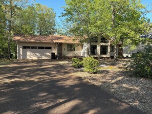 Exterior - Lakefront living at its best - a guest favorite! (Hot Springs Village)