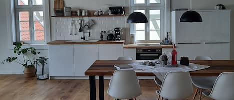 Ovn, kogeplade, opvaskemaskine, kaffe-/temaskine