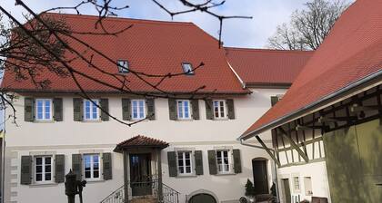 Moderne Ferienwohnung "Tanzsaal" Wohnen im denkmalgeschützten Fachwerkhaus