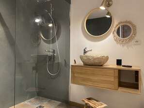 Shower, jetted bath, hair dryer, towels - Bobinette - Appartement D'exception (Saint-Véran)