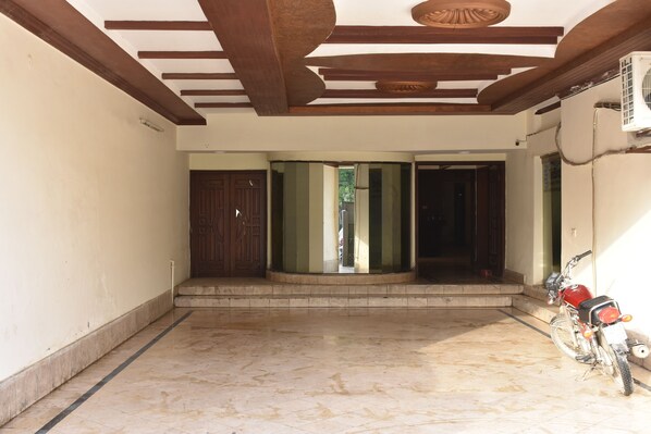 Property entrance - Bright Hotel (Lahore)
