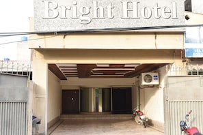 Free self parking - Bright Hotel (Lahore)