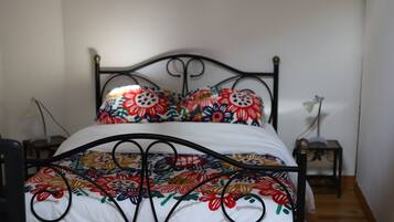 3 slaapkamers, een strijkplank/strijkijzer, reisbedje, gratis wifi