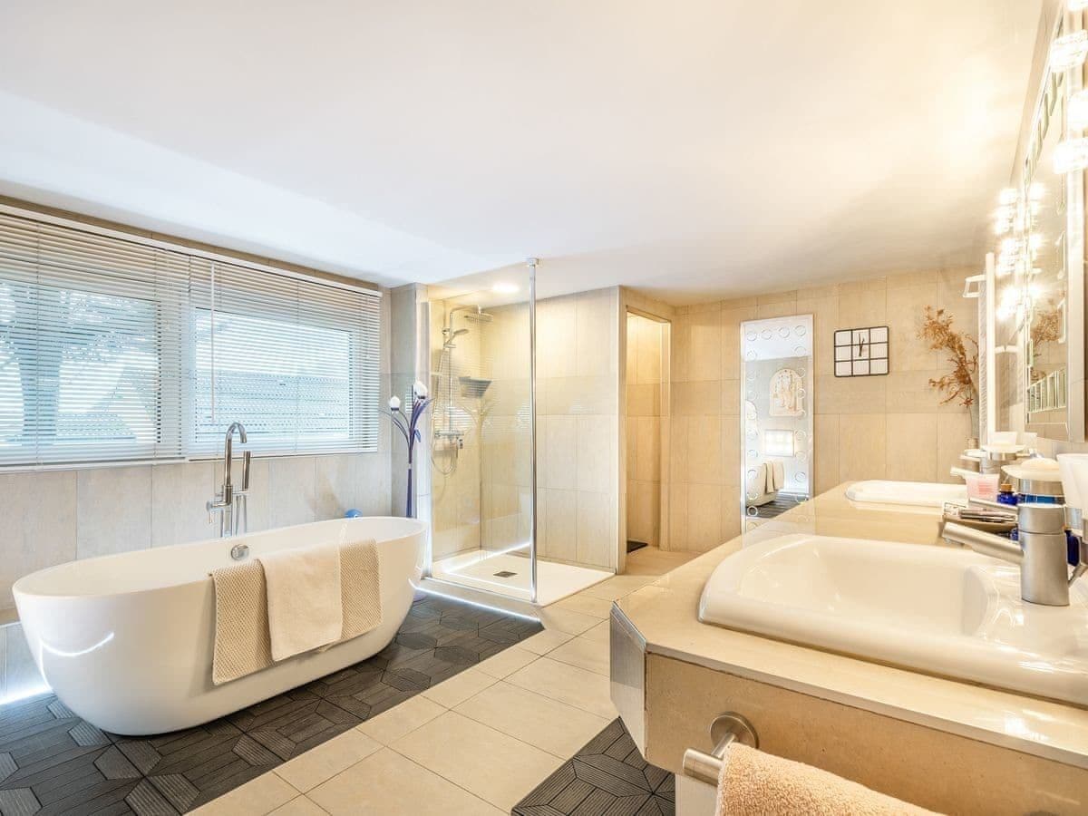 Badewanne, Haartrockner, Hausschuhe, Handtücher