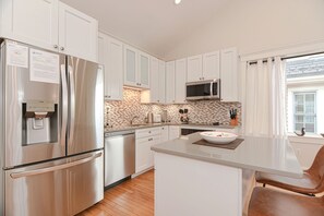 Geladeira, micro-ondas, cooktop, lava-louças
