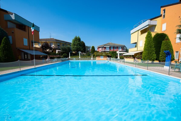 Seasonal outdoor pool - Appartamento Garden Ville (Sirmione)