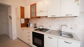 Apartemen Basic | Dapur pribadi | Lemari es, microwave, kompor, dan mesin pembuat kopi/teh
