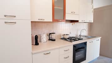 Appartamento Basic | Cucina privata | Frigorifero, microonde, piano cottura, macchina per tè/caffè