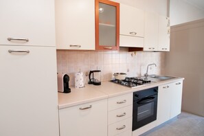 Basic Apartment | Private kitchen | Fridge, microwave, stovetop, coffee/tea maker - Appartamento Garden Ville (Sirmione)
