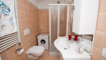 Departamento básico | Baño | Regadera, regadera tipo lluvia, bidet, toallas