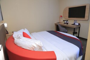 خزنة داخل الغرفة ومكتب ومكواة/لوح كي وواي فاي مجانًا