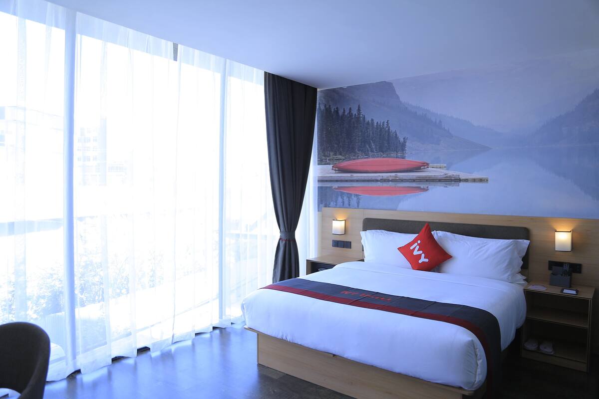 Deluxe Room | In-room safe, desk, iron/ironing board (on request), WiFi (free)