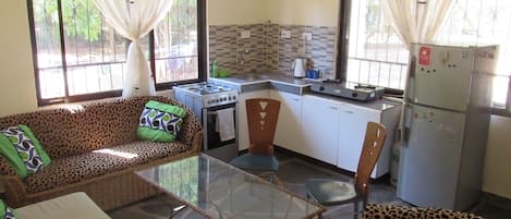 Kühlschrank, Ofen, Wasserkocher, Kochgeschirr/Geschirr/Besteck