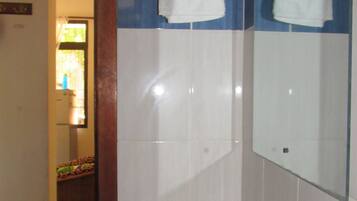 Dusch, hårtork, handdukar och tvål