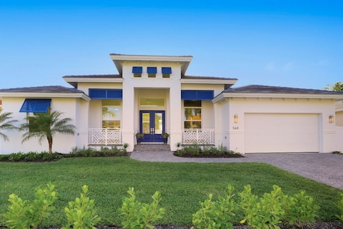 Beachy Home | Pool and Steps to Beach/Food/Shops