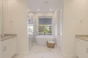 Combined shower/bathtub, free toiletries, hair dryer, towels