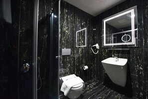 Shower, rainfall showerhead, hair dryer, slippers - Bayberd Hotel (Bayburt)