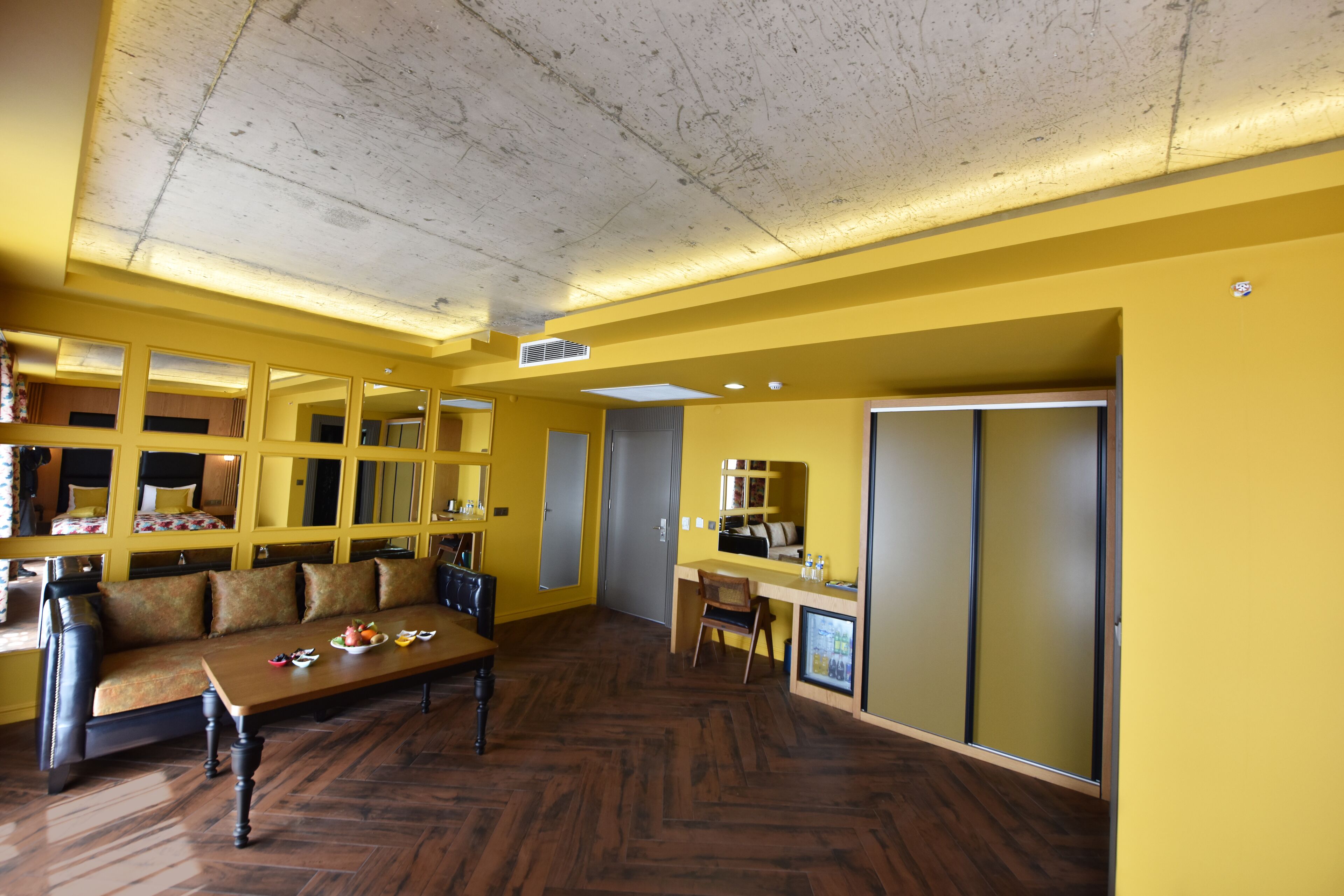 أغطية فراش متميزة وخزنة داخل الغرفة ومساحة عمل للكمبيوتر المحمول