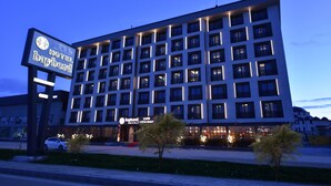 A multi-story hotel with a sign indicating it is the Bayberd Hotel. - Bayberd Hotel (Bayburt)