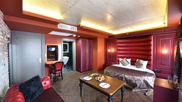 Honeymoon Room | Premium bedding, in-room safe, laptop workspace, blackout curtains