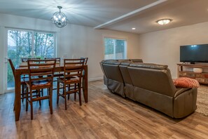 TV - Riverfront Home, Newly Built, Only 2 Blocks to the Beach and Promenade (Seaside)