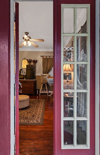 Private 3 room Queen Suite w/Kitchenette 