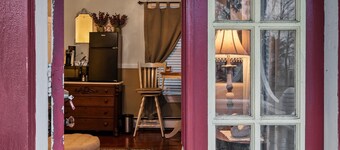 Private 3 room Queen Suite w/Kitchenette 