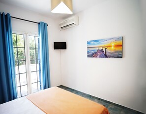 2 bedrooms, iron/ironing board, bed sheets